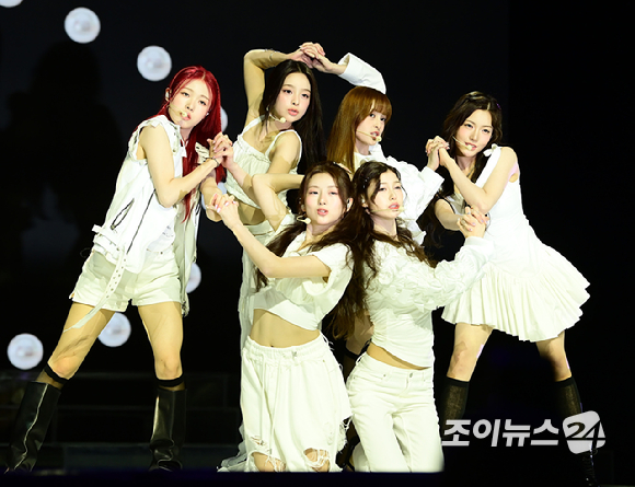 그룹 앳하트가 13일 오후 서울 한남동 블루스퀘어에서 열린 앳하트(AtHeart) 첫 번째 EP '플롯 트위스트'(Plot Twist) 미디어 쇼케이스에 참석하고 있다. [사진=정소희 기자]