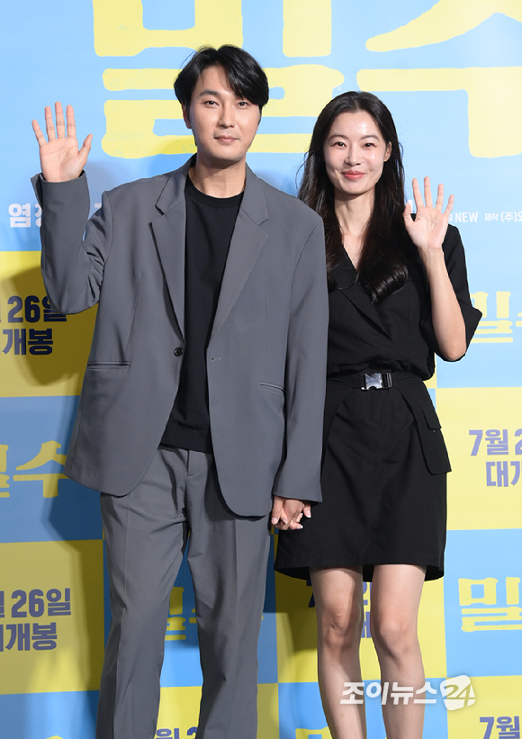 배우 조성윤-윤소이 부부가 20일 오후 서울 강남구 삼성동 메가박스 코엑스에서 열린 영화 '밀수'(감독 류승완) VIP 시사회에 참석하고 있다. [사진=정소희 기자]