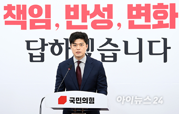 국민의힘 김용태 비상대책위원장과 권성동 원내대표가 11일 이재명 대통령의 공직선거법 위반 사건의 파기환송심을 사실상 무기한 연기한 서울고등법원 앞에서 열린 현장 의원총회를 마무리 하고 있다. [사진=연합뉴스]