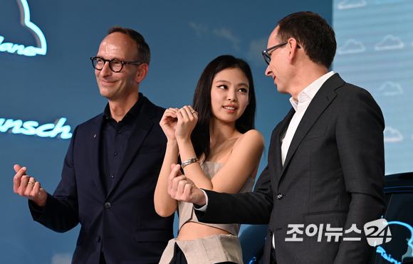 그룹 블랙핑크 제니가 12일 오후 서울 신사동 포르쉐 존더분쉬 하우스(Porsche Sonderwunsch Haus)에서 열린 '타이칸 4S 크로스 투리스모 포 제니 루비 제인(Taycan 4S Cross Turismo for Jennie Ruby Jane)' 공개 포토콜에서 알렉산더 파비그 포르쉐 AG 개인화 및 클래식 부사장(왼쪽)과 홀가 게어만 포르쉐코리아 대표와 포즈를 취하고 있다. [사진=김성진 기자]