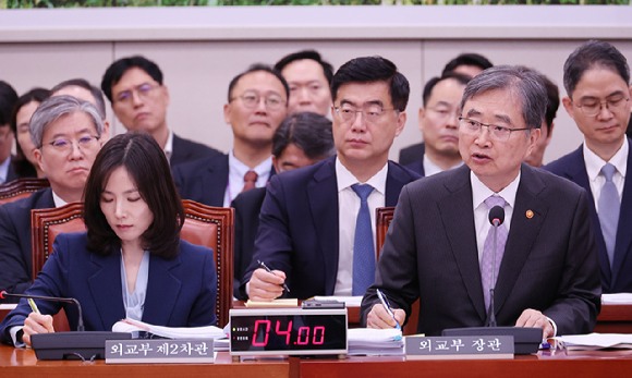 조현 외교부 장관이 13일 서울 여의도 국회에서 열린 외교통일위원회 국정감사에서 의원 질의에 답하고 있다. [사진=연합뉴스]