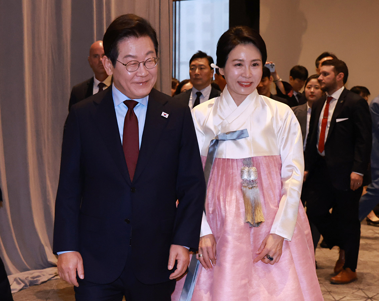 이재명 대통령과 김혜경 여사가 24일(현지시간) 미국 워싱턴DC의 한 호텔에서 열린 동포 만찬 간담회에 입장하고 있다. 2025.8.25 [사진=연합뉴스]