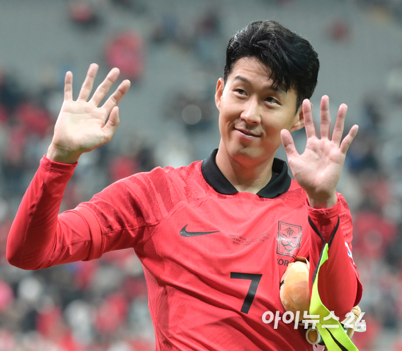 27일 오후 서울월드컵경기장에서 열린 대한민국과 카메룬 축구 국가대표팀의 친선경기가 1-0 대한민국의 승리로 끝났다. 한국 손흥민이 팬들에 인사하고 있다. [사진=정소희 기자]