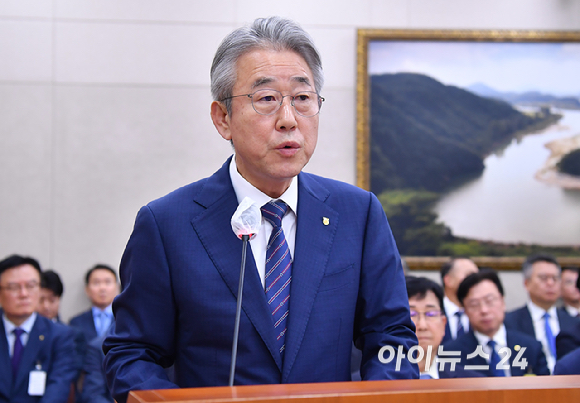 강호동 농업협동조합중앙회 회장이 이 24일 서울 여의도 국회 농림축산식품해양수산위원회에서 열린 국정감사에서 업무보고를 하고 있다. [사진=곽영래 기자]