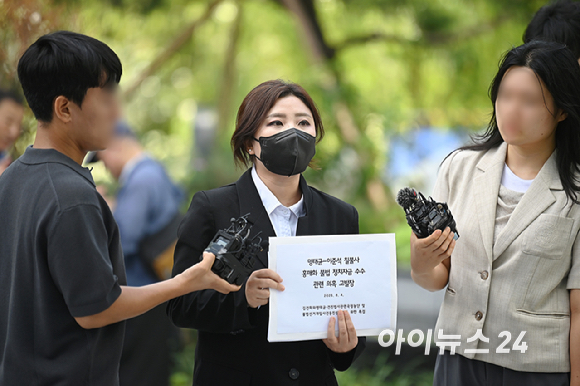 '정치브로커' 명태균씨의 전 변호인 김소연 변호사가 4일 개혁신당 이준석 대표 등에 대한 고발장을 제출하기 위해 김건희 특검팀 사무실로 들어서며 취재진에게 관련 설명을 하고 있다. [사진=곽영래 기자]