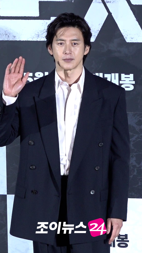 배우 고수가 지난 6일 서울 용산구 CGV 용산아이파크몰점에서 열린 영화 '군체'(감독 연상호) 제작보고회에 참석해 포즈를 취하고 있다. [사진=문수지 기자]