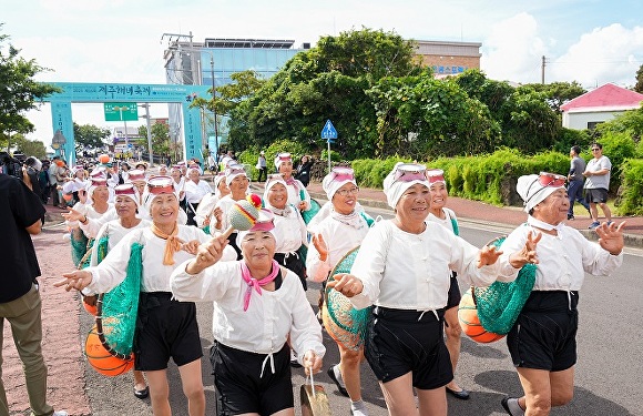 제16회 제주해녀축제에 참가한 해녀들이 거리 페레이드를 펼치고 있다. [사진=제주도]