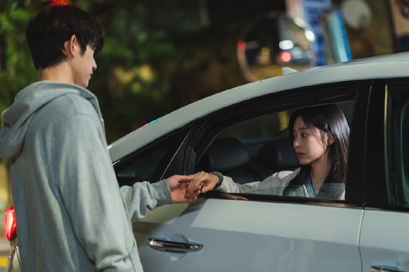 배우 박진영이 JTBC 금요시리즈 '샤이닝'에서 열연하고 있다. [사진=SLL, 카카오엔터테인먼트]