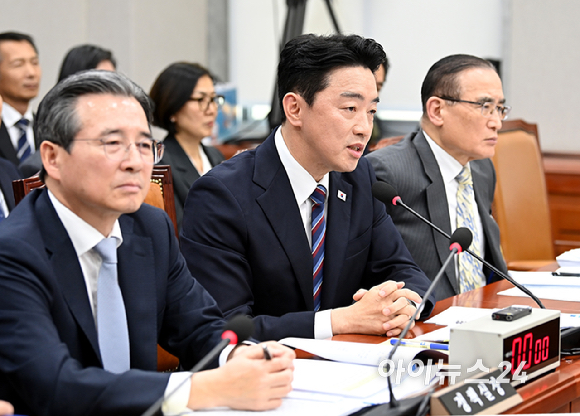 강훈식 대통령 비서실장이 6일 서울 여의도 국회에서 열린 운영위원회의 대통령비서실과 국가안보실, 대통령경호처 등에 대한 국정감사에서 질의에 답하고 있다. [사진=곽영래 기자]