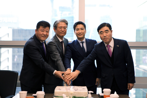 데이원자산운용은 관계사 한국테크놀로지, 대우조선해양건설과의 협력을 강화하고 ▲체계적 투자운용 ▲안정적 수익창출 ▲고객 수익실현 극대화 ▲컴플라이언스 등 네 가지 경영철학으로 자산운용 시장의 새로운 투자수단을 연구하고 개발한다. (사진은 왼쪽부터 한국테크놀로지 신용구 대표, 데이원자산운용 한만욱 대표, 대우조선해양건설 김용빈 회장, 대우조선해양건설 서복남 대표가 28일 서울 을지로역 페럼타워에서 데이원자산운용 개소식 기념촬영을 하고 있다)[사진=한국테크놀로지]