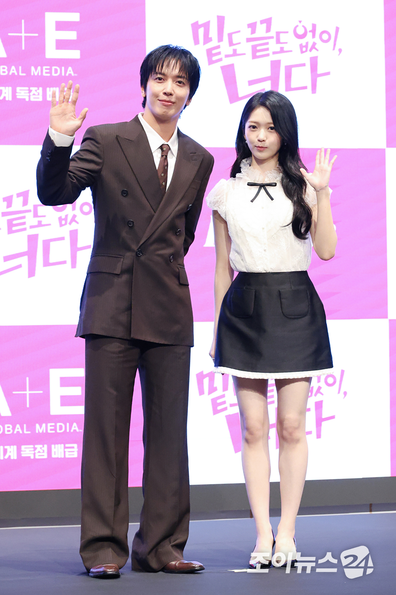 그룹 씨엔블루 정용화, 배우 홍승희가 19일 오후 서울 구로구 더세인트에서 진행된 라이프타임 새 토일드라마 '밑도 끝도 없이, 너다' 제작발표회에 참석해 포즈를 취하고 있다. [사진=문수지 기자]