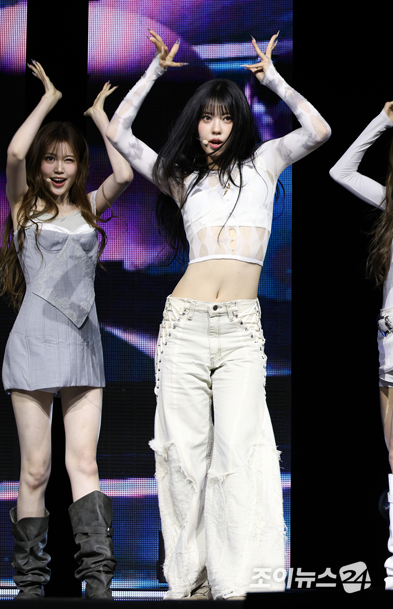 그룹 이즈나 코코가 8일 오후 서울 용산구 한남동 블루스퀘어에서 열린 세 번째 미니앨범 '세트 더 템포'(SET THE TEMPO) 발매 기념 쇼케이스에 참석해 열띤 무대를 펼치고 있다. [사진=문수지 기자]