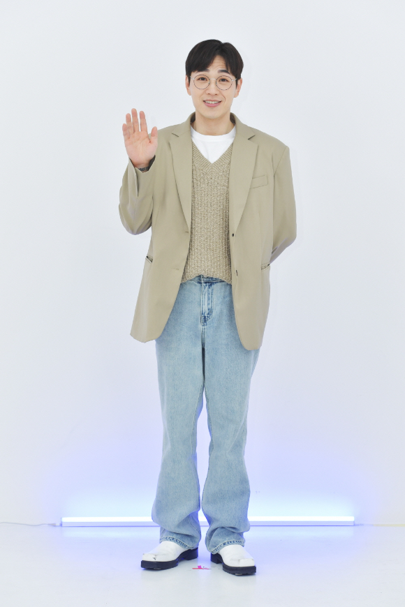 가수 이석훈이 11일 온라인으로 진행된 KBS 2TV 새 예능프로그램 '국민동요 프로젝트 아기싱어' 제작발표회에 참석해 포즈를 취하고 있다. [사진=KBS]