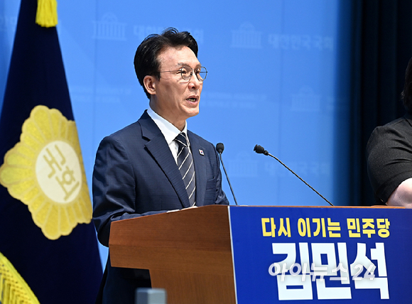김민석 전 국무총리가 6일 서울 여의도 국회 소통관에서 더불어민주당 당대표 출마 선언 기자회견을 하고 있다. [사진=곽영래 기자]
