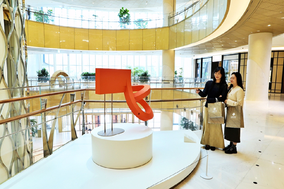 신세계백화점 '사랑방' 전시 메인 포스터. [사진=신세계백화점]