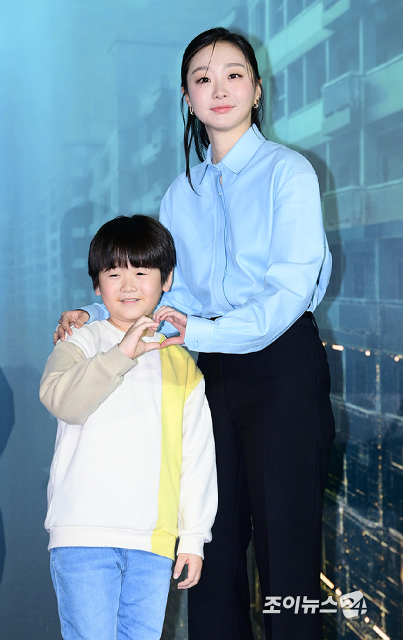 배우 권은성과 김다미가 16일 오전 서울 CGV 용산아이파크몰에서 열린 넷플릭스 영화 '대홍수'(감독 김병우) 제작보고회에 참석하고 있다. [사진=정소희 기자]