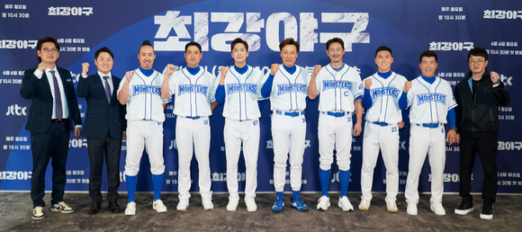 이승엽, 박용택, 정근우, 장원삼, 심수창, 유희관, 윤준호가 30일 열린 JTBC 새 예능 '최강야구' 온라인 제작발표회에서 포즈를 취하고 있다. [사진=JTBC]