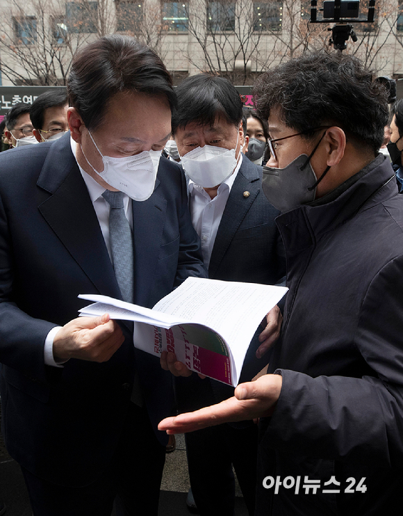 윤석열 국민의힘 대선후보가 15일 서울 영등포구 한국노총에서 열린 간담회에 참석중 한상균 권리찾기유니온 위원장에게 '일하는 사람 누구나 근로기준법' 개정 촉구 입법촉구서를 받고 있다. [사진=국회사진취재단]