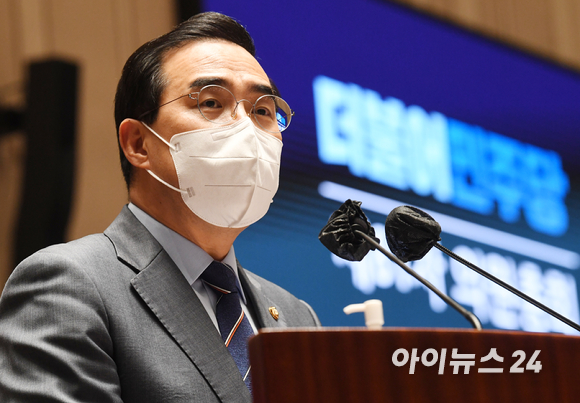 윤호중 더불어민주당 비상대책위원장과 박홍근 원내대표가 5일 국회에서 열린 의원총회에서 인사를 하고 있다. [사진=김성진 기자]