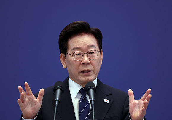 이재명 대통령이 18일 청와대 영빈관에서 열린 기자회견에서 취재진 질문에 답하고 있다. 2026.9.18 [사진=연합뉴스]