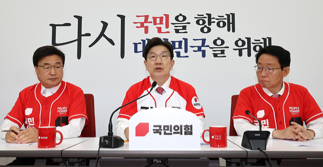권성동 국민의힘 원내대표(가운데)가 서울 여의도 국회에서 열린 '대선 현안·추가 공약 발표 기자간담회'에서 발언하고 있다. [사진=연합뉴스]