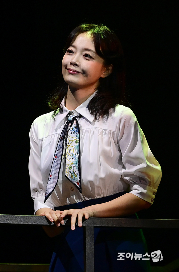 배우 전소민이 10일 오후 서울 강서구 마곡동 LG아트센터 서울에서 열린 연극 '사의 찬미' 프레스콜에서 열연하고 있다. [사진=정소희 기자]