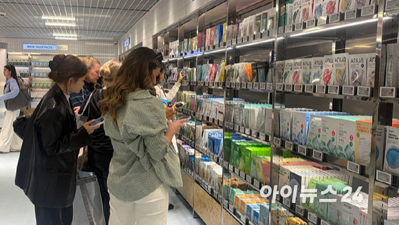 26일 서울 명동 '올리브영 센트럴 명동 타운'에서 외국인 고객들이 상품을 둘러보고 있다. [사진=진광찬 기자]