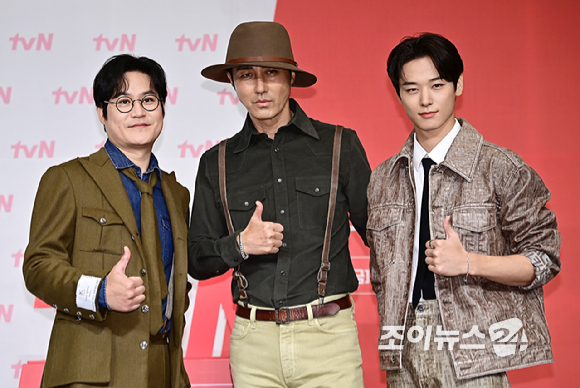 배우 김성균, 차승원, 더보이즈 주연이 1일 오후 서울 마포구 서울가든호텔에서 열린 tvN '형따라 마야로 : 아홉 개의 열쇠' 제작발표회에서 포토타임을 갖고 있다. [사진=곽영래 기자]