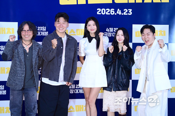 (왼쪽부터)안석환-오대환-오윤아-신수연-이준혁이 9일 오후 서울 롯데시네마 건대입구점에서 열린 영화 '미스매치'(감독 손태웅) 언론시사회에 참석하고 있다. [사진=정소희 기자]