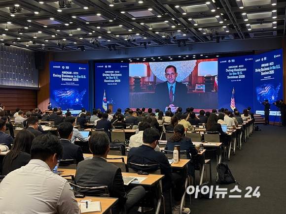 제임스 김 암참 회장 겸 대표이사가 30일 서울 중구 대한상공회의소 국제회의장에서 열린 대한상의-암참 비즈니스 세미나에서 인사말을 하고 있다. [사진=정현지 인턴기자]