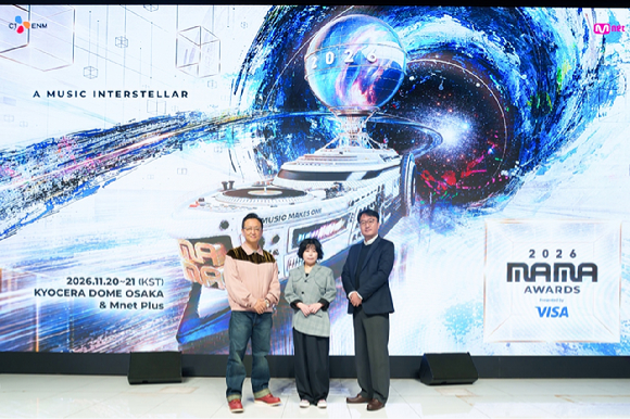 CJ ENM 신형관 음악콘텐츠사업본부장, 윤신혜 Mnet 사업부장, 박찬욱 컨벤션사업부장이 29일 서울 강남구 엘리에나호텔 그랜드볼룸에서 열린 '2026 MAMA AWARDS'(2026 마마 어워즈) 미디어데이에서 포즈를 취하고 있다. [사진=CJ ENM]