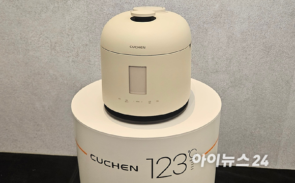 쿠첸 모델 김연아 선수가 21일 서울 강남구 그랜드컨티넨탈호텔에서 열린 쿠첸의 '123 밥솥' 신제품 설명회에 참석한 모습. [사진=연합뉴스]