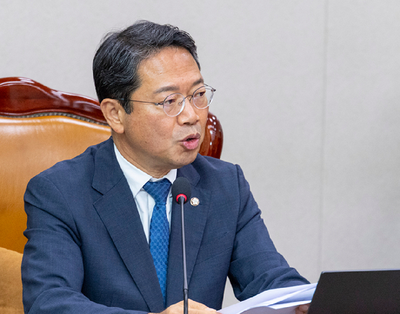 국회 법제사법위원회 법안심사 제1소위원회 위원장인 더불어민주당 김승원 의원이 28일 국회 법안심사 소위 개회를 선포한 뒤 안건 순서 변경을 설명하고 있다. 2026.7.28 [사진=연합뉴스]