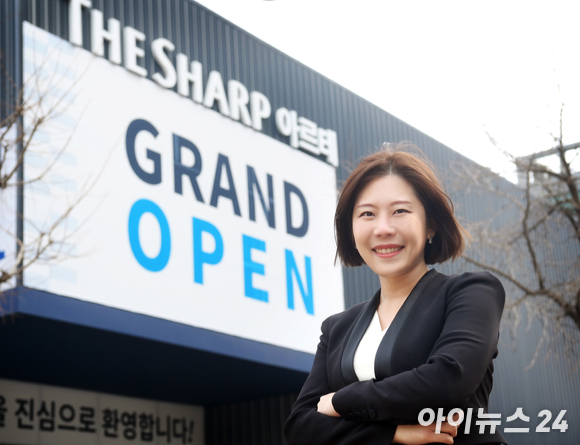 서종희 포스코건설 차장(더샵 아르테 분양소장)이 아이뉴스24와의 인터뷰에 앞서 인천 남동구 구월동에 위치한 더샵 아르테 견본주택 앞에서 포즈를 취하고 있다. [사진=정소희 기자]