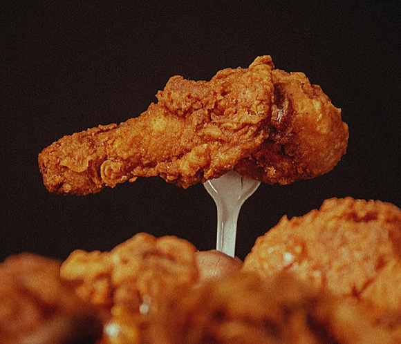 치킨집에 배달을 주문한 뒤 상습적으로 결제를 하지 않고 무전취식한 20대가 경찰에 붙잡혔다. 치킨 이미지. [사진=펙셀스@Andres Segura]
