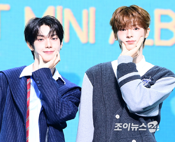 그룹 플레어 유(왼쪽부터 최립우, 강우진)가 13일 오후 서울 용산구 블루스퀘어에서 열린 데뷔 미니 앨범 '유스 에러'(YOUTH ERROR) 발매 기념 쇼케이스에 참석해 포토타임을 갖고있다. [사진=정소희 기자]