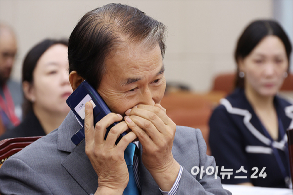 권오을 국가보훈부 장관 후보자가 15일 서울 여의도 국회에서 열린 국회 정무위원회 권오을 국가보훈부 장관 후보자 인사청문회에서 기침을 하고 있다. [사진=곽영래 기자]