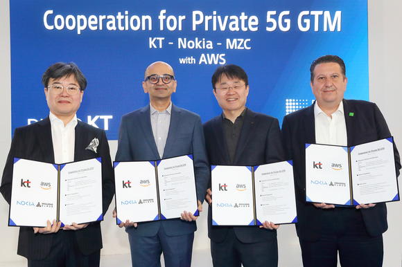 KT가 MWC 2023에서 노키아, 메가존클라우드와 AWS의 클라우드를 활용하는 방식의 프라이빗 5G 사업 개발 협력 계획에 합의했다. 사진은 왼쪽부터 조성훈 메가존클라우드 통신비즈니스플랫폼 부문장, 이시왈 파루커 AWS 최고기술자, 민혜병 KT Enterprise서비스DX본부장, 도니 얀센 노키아 Head of APJ Enterprise PWLS Campus(부사장)가 프라이빗 5G 사업 개발 협력을 위한 합의서 작성 후 기념 촬영을 하는 모습. [사진=KT]