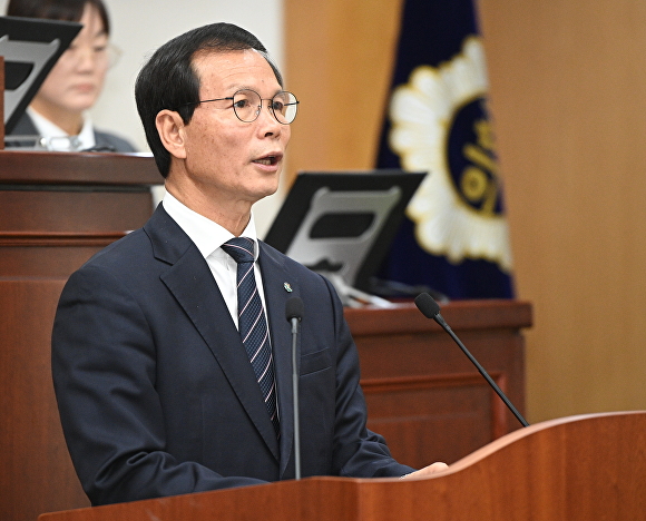 조병옥 군수가 내년 예산안 편성 관련, 20일 음성군의회 2차 정례회에서 시정연설을 하고 있다. [사진=음성군]