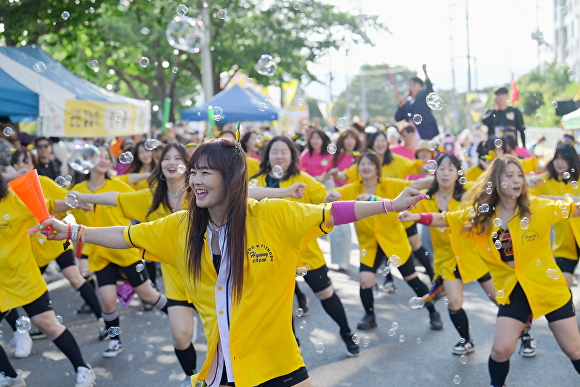 '2024 성주참외&생명문화축제' 퍼레이드 장면 [사진=성주군]