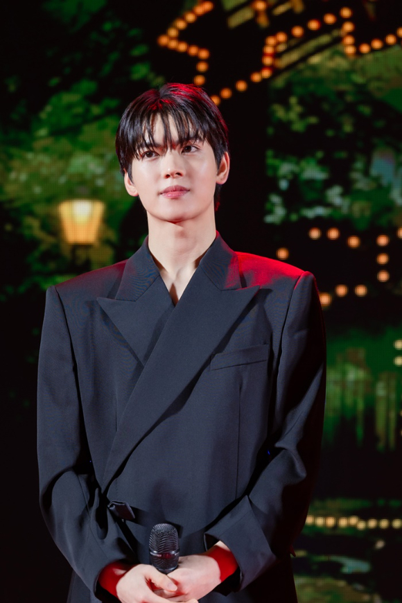 파우 요치가 태국 시암 파라곤 인피니티홀에서 열린 영화 '키사다 파라다이스(Kijsada Paradise)' 제작발표회에 참석해 포토타임을 갖고 있다. [사진=그리드엔터테인먼트]