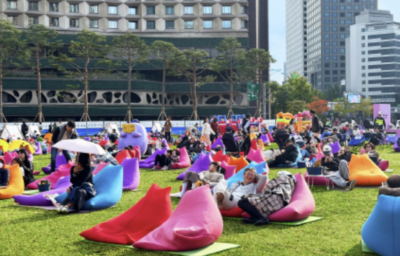 &lsquo;책읽는 서울광장&rsquo;에 참석한 이들. 휴식과 함께 책을 읽을 수 있다. [사진=서울시]