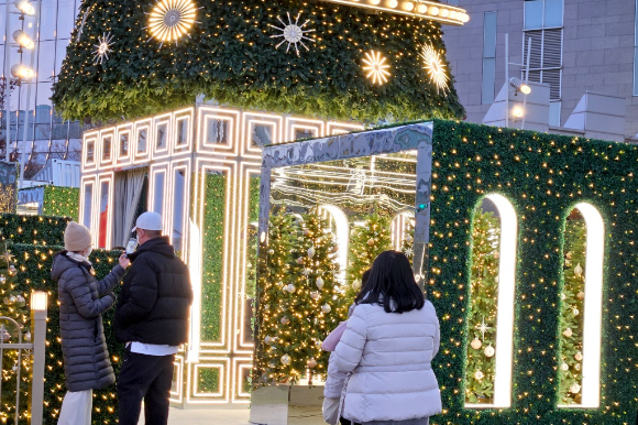 한 쇼핑몰 앞 대형 크리스마스 트리 앞을 행인들이 지나가고 있다. [사진=아이뉴스24 DB]