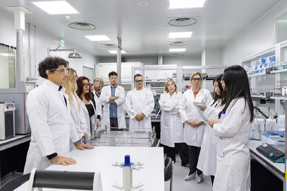 나보타 마스터 클래스에 참여한 아르헨티나 의료진이 나보타 생산시설을 둘러보고 있다. [사진=대웅제약 제공]