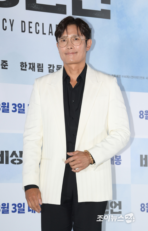 배우 이병헌이 25일 오후 서울 삼성동 메가박스 코엑스에서 열린 영화 '비상선언'(감독 한재림) 언론시사회에서 포토타임을 갖고 있다. [사진=정소희 기자]