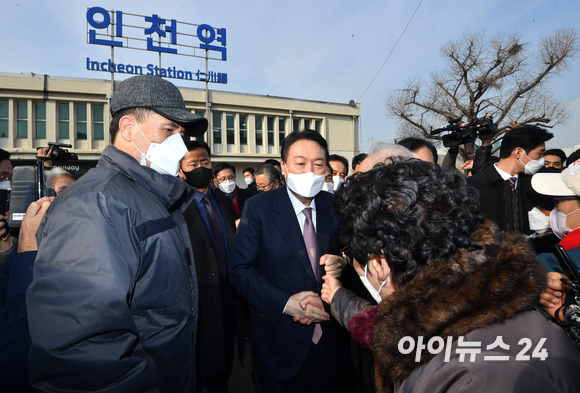 윤석열 국민의힘 대선 후보가 10일 오전 인천역 앞 광장에서 산업화&middot;교역일번지 인천지역 공약 발표를 마친 후 시민들과 주먹인사를 하고 있다. [사진=김성진 기자]