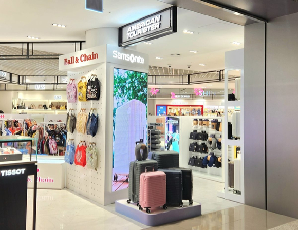 신세계면세점 인천공항 2터미널점에 입점한 아메리칸 투어리스터와 쌤소나이트 액세서리. [사진=신세계면세점]