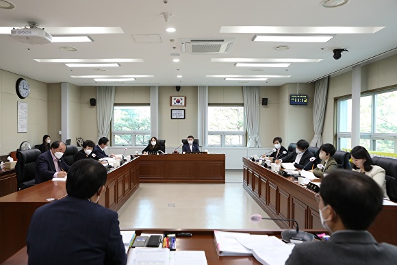 용인시의회 문화복지위원회가 지난 24일 행정사무감사를 펼치고 있다. [사진=용인특례시의회]