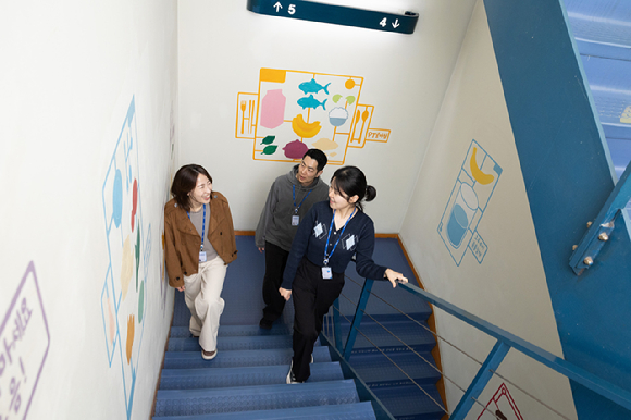 포스코센터 근무 직원들이 엘리베이터 대신 계단을 이용하고 있는 모습. [사진=포스코]