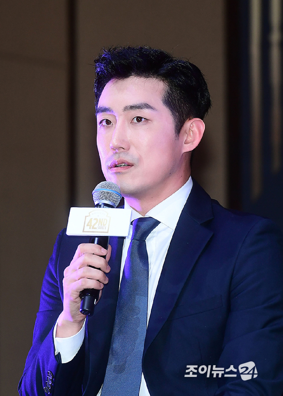 뮤지컬 '브로드웨이 42번가' 제작발표회가 17일 오후 서울 남대문로 밀레니엄 서울힐튼 그랜드볼룸에서 열린 가운데 배우들이 멋진 연기를 선보이고 있다. [사진=조이뉴스24 DB ]